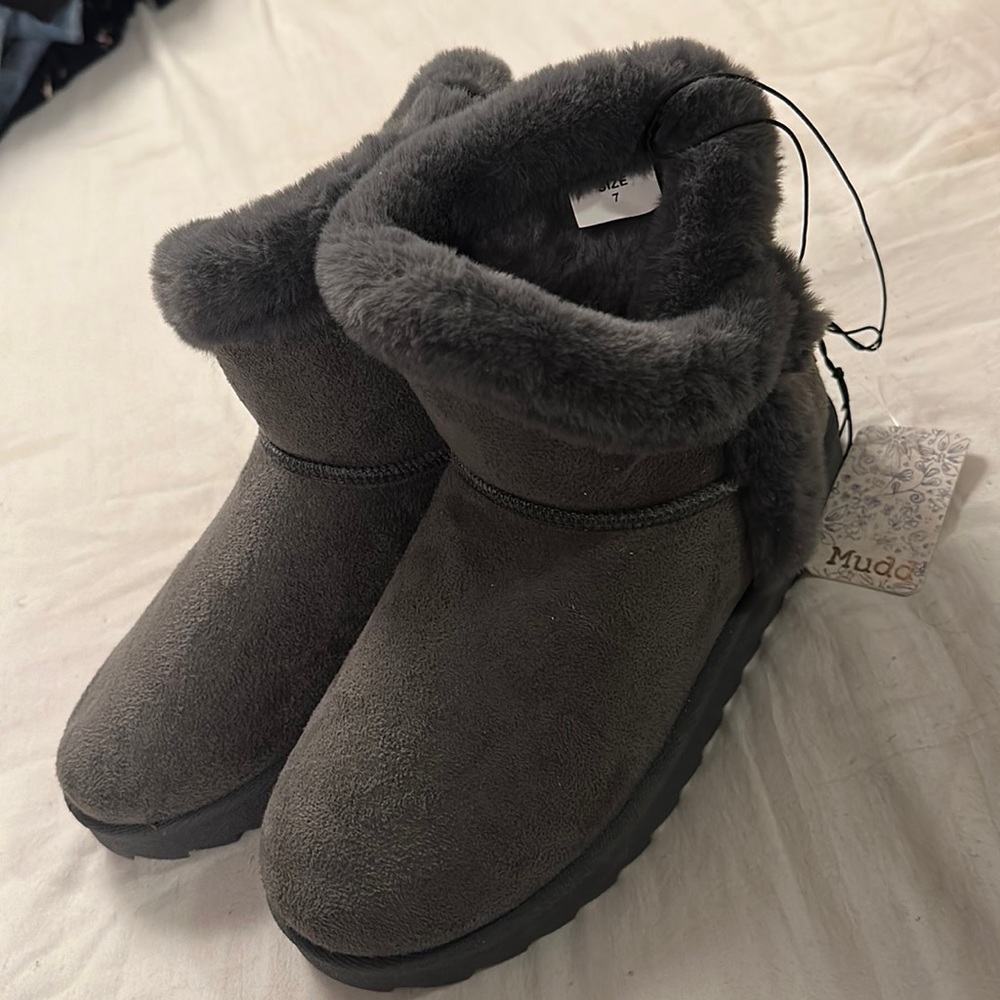 NWT Mudd grey fuzzy boots